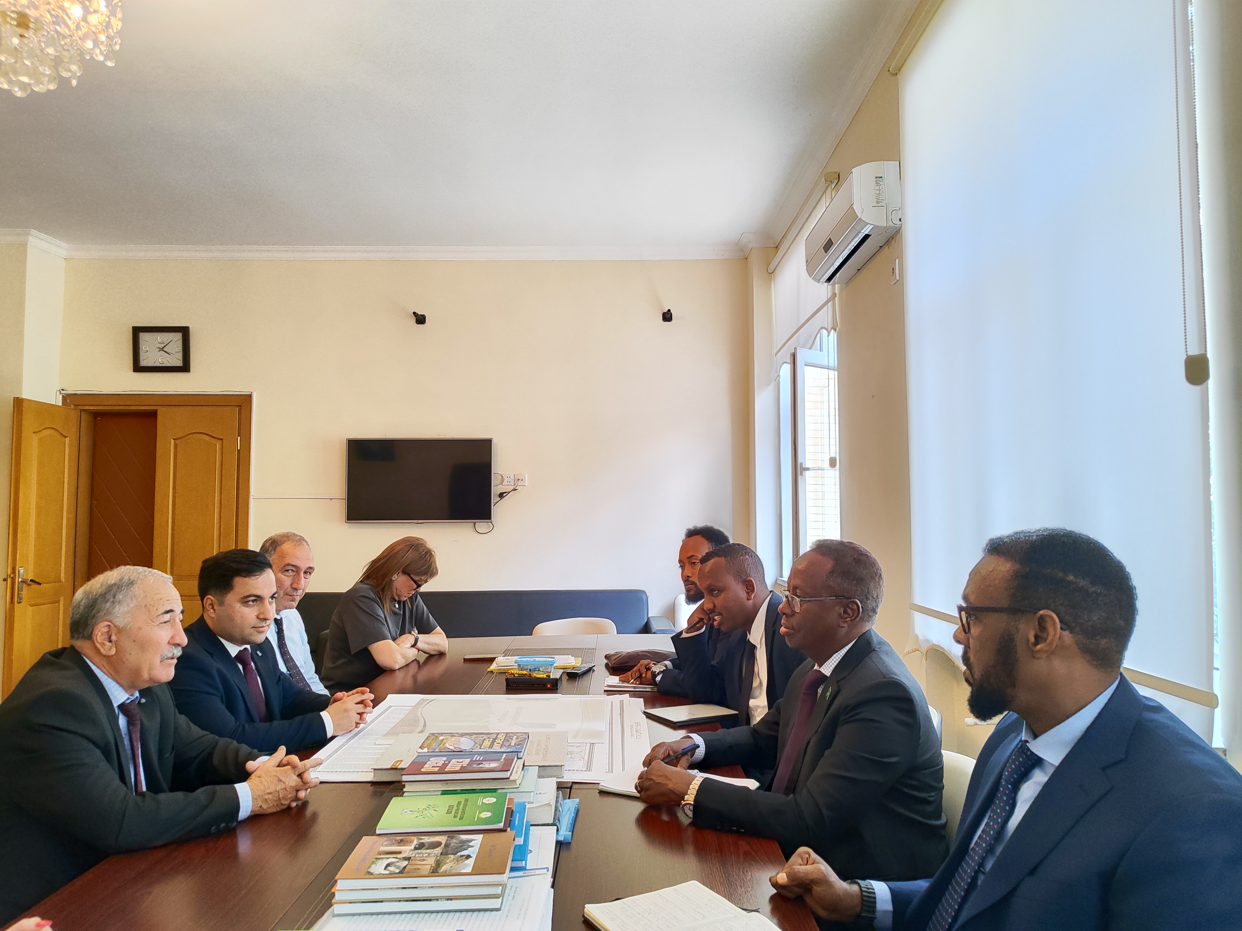 A meeting was held with representatives of the Somali Agricultural Regulation and Inspection Service at the Institute of Soil Science and Agrochemistry.
