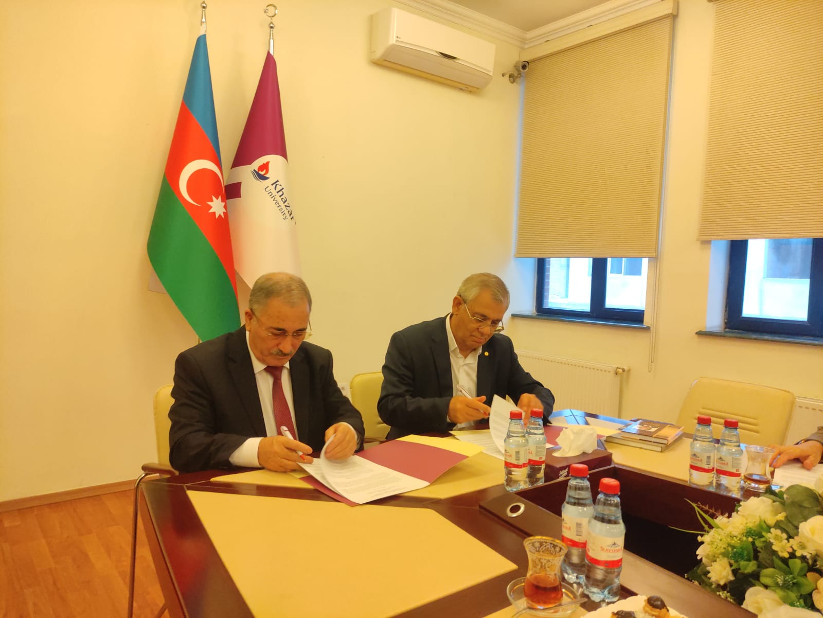 Torpaqşünaslıq və Aqrokimya İnstitutu ilə Xəzər Universiteti arasında müqavilə imzalanıb