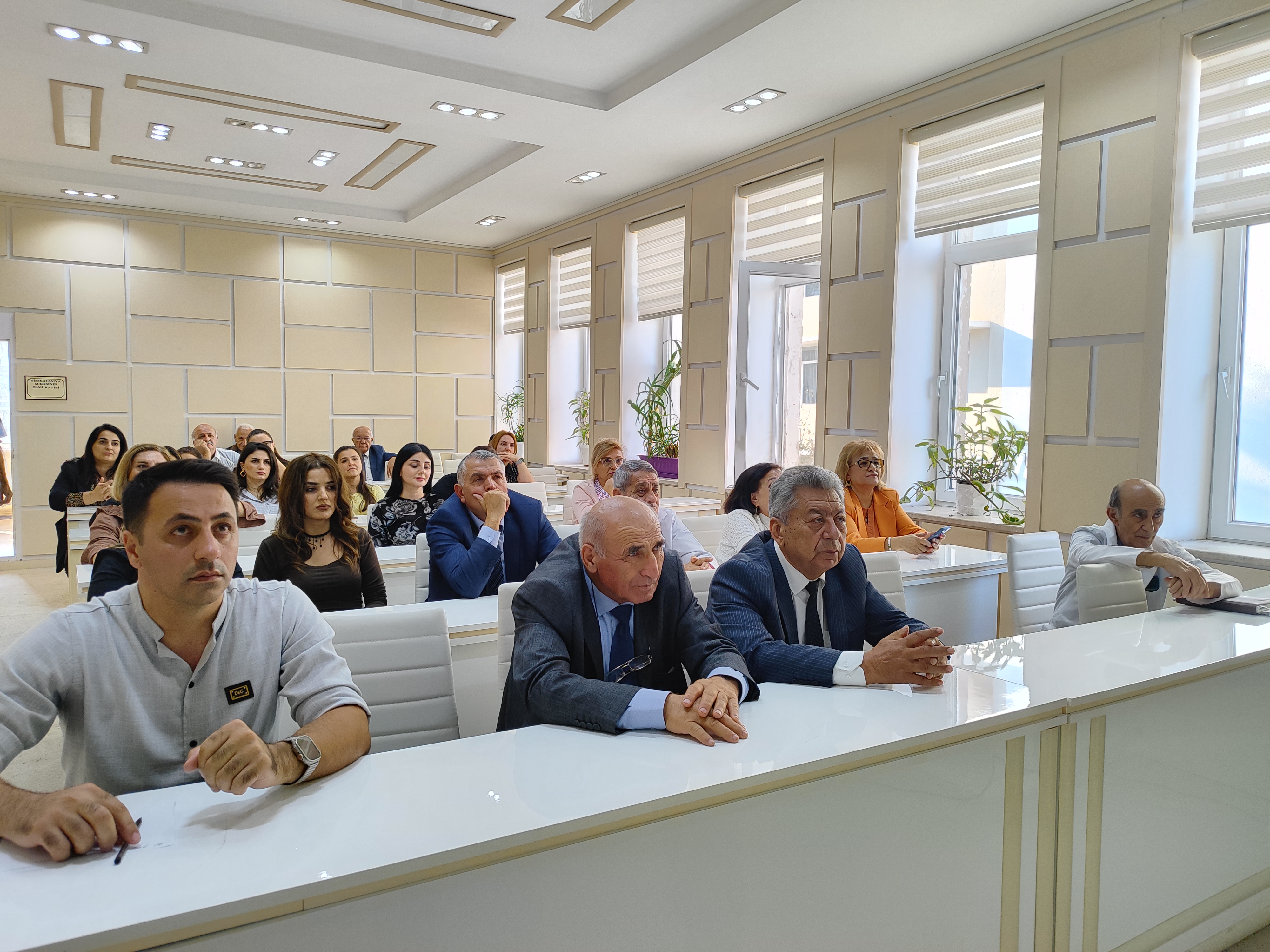 Torpaqşünaslıq və Aqrokimya İnstitutunda beynəlxalq alimlə elmi görüş keçirilib